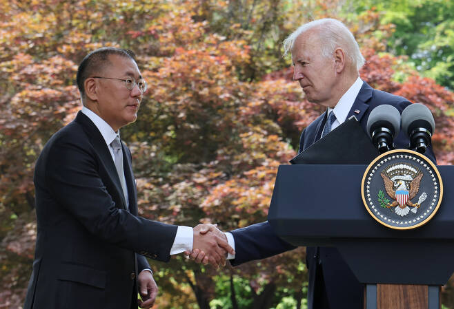 Hyundai Motor Group Executive Chair Chung Euisun (left) shakes hand with US President Joe Biden (right) after the briefing held at Grand Hyatt Seoul in Seoul on May 22. (Yonhap)