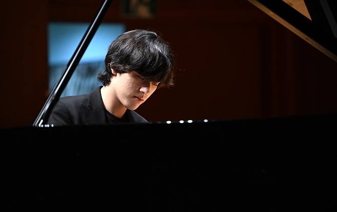 Pianist Lim Yun-chan performs during a press conference on Thursday. (Im Se-joon/The Korea Herald)