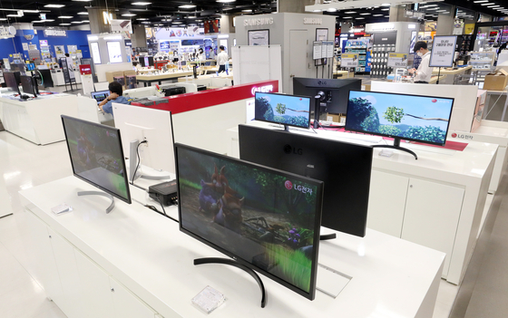 Monitors are on display at a retail shop in Seoul. [NEWS1]