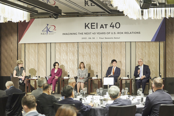 Washington-based Korea Economic Institute of America (KEI) President Kathleen Stephens, far left, moderates a panel discussion held under the title "KEI at 40: Imagining the Next 40 Years of U.S.-ROK Relations" at the Four Seasons Hotel Seoul on June 30 to mark its 40th anniversary. Panel members, second from left to right, are Yoo Myung-hee, former minister for trade; Wendy Cutler, former acting deputy U.S. trade representative; Kim Heung-chong, president of the Korea Institute for International Economic Policy, and KEI Vice President Mark Tokola. [KEI]