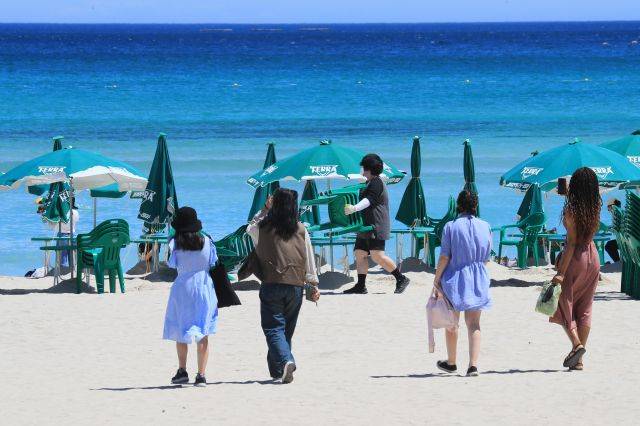 정식 개장을 하루 앞둔 제주도 조천읍 함덕해수욕장에서 30일 오전 피서객들이 산책하고 있다. 연합뉴스