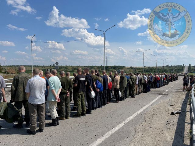 29일(현지시간) 우크라이나 자포리자에서 러시아군 포로 144명이 자국 송환을 위해 줄지어 서있다. 로이터연합뉴스