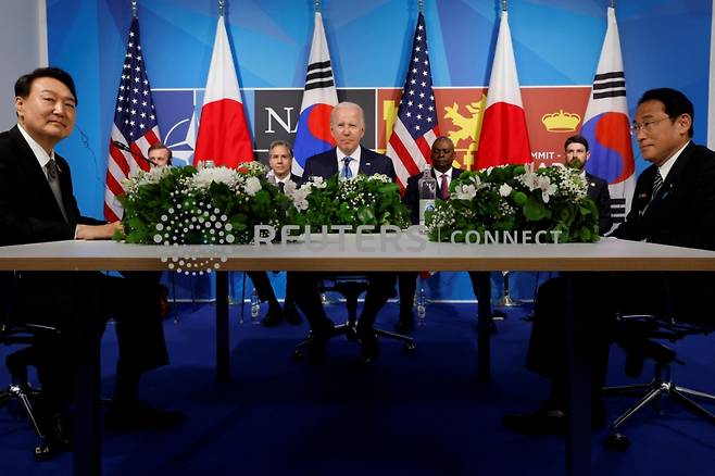 U.S. President Joe Biden, U.S. Secretary of State Antony Blinken, U.S. Defense Secretary Lloyd Austin, South Korea's President Yoon Suk-yeol and Japanese Prime Minister Fumio Kishida meet during a NATO summit in Madrid, Spain, June 29, 2022. REUTERS/Jonathan Ernst/사진=로이터=뉴스1