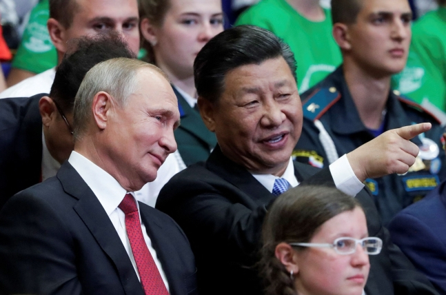 중국이 러시아의 우크라이나 침공 상황을 면밀히 지켜보고 있으며, 전략적 오판으로 대만을 침공할 가능성이 있다는 주장이 제기됐다. 사진은 블라디미르 푸틴 러시아 대통령(왼쪽)과 시진핑 중국 국가주석(오른쪽) /ⓒ 로이터=뉴스1