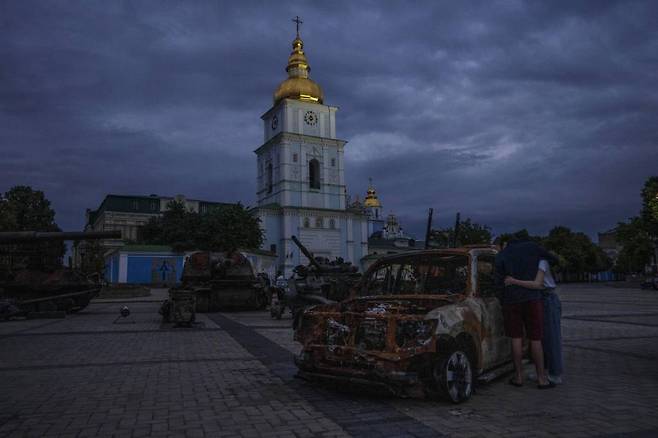 [키이우=AP/뉴시스] 23일(현지시간) 우크라이나 키이우에서 시민들이 전쟁 참상의 상징으로 성 미카엘 대성당 앞에 전시된 러시아 전차들과 차량 잔해를 살펴보고 있다. 2022.06.24.