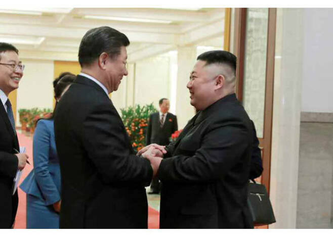 김정은 북한 국무위원장(오른쪽)과 시진핑 중국 국가주석(왼쪽)이 지난 2019년 1월 중국 베이징에서 만나 두 손을 맞잡고 있다. (노동신문)2019.1.10/뉴스1