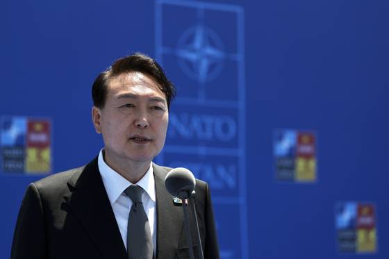 =윤석열 대통령이 29일 오후(현지시간) 나토(NATO·북대서양조약기구) 동맹국-파트너국 정상회의가 열리는 스페인 마드리드 이페마(IFEMA)에 도착, 취재진 질의에 답하고 있다. (대통령실사진기자단) /사진=뉴스1