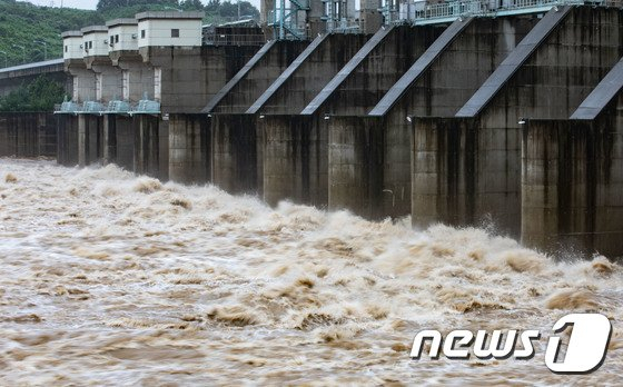 북한 황강댐 방류에 대응하기 위해 지은 경기도 연천군 군남댐. 2020.8.11/뉴스1 (C) News1 이재명 기자