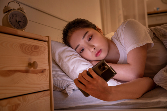 잠들기 전 엎드려 스마트폰을 사용하는 습관이 녹내장 등 눈 건강에 악영향을 미치는 것으로 나타났다./사진=이미지투데이