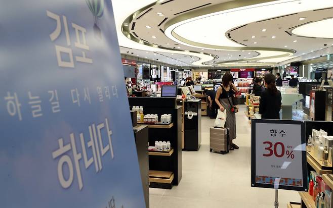 코로나19 여파로 중단됐던 김포-하네다 국제선 노선의 운항이 재개된 29일 서울 강서구 김포공항 국제선 탑승장에서 승객들이 면세구역을 이용하고 있다./사진=뉴스1