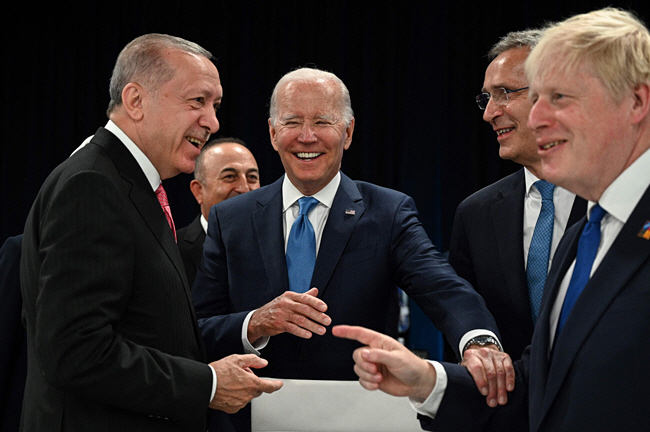 바이든은 나토로 : 조 바이든(왼쪽 세 번째) 미국 대통령이 29일 스페인 마드리드에서 열린 나토(북대서양조약기구) 정상회의에서 스웨덴·핀란드의 나토 가입에 찬성한 레제프 타이이프 에르도안(〃첫 번째) 튀르키예(터키) 대통령과 함께 활짝 웃고 있다. 왼쪽 네 번째와 다섯 번째는 옌스 스톨텐베르그 나토 사무총장과 보리스 존슨 영국 총리.  AFP 연합뉴스