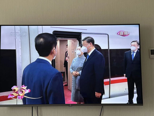 시진핑(왼쪽 세 번째) 중국 국가주석이 부인 펑리위안(〃 두번째) 여사와 함께 홍콩의 중국 반환 25주년을 하루 앞둔 30일 오후 홍콩 카오룽서 역에 도착해 고속열차에서 내리고 있다. 시 주석이 중국 본토를 벗어난 것은 지난 2020년 1월 이후 처음이다. CCTV 캡처