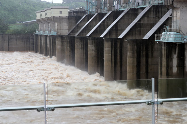 전국 곳곳에 폭우가 쏟아진 30일 오후 경기 연천군 군남홍수조절댐에서 임진강 수위 조절을 위해 방류가 이뤄지고 있다. 뉴시스