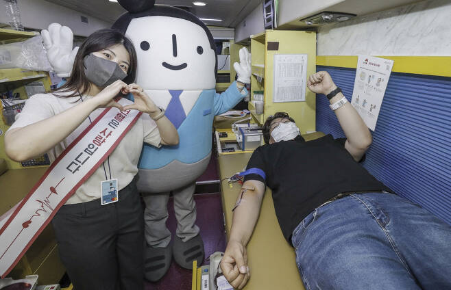 대우건설 직원이 헌혈버스에서 헌혈캠페인에 참여하고 있는 모습. [대우건설 제공]