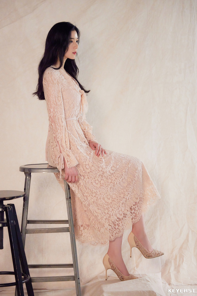 Jung Eun-chae showed off her alluring visualsActor Jung Eun-chae agency Keyeast Entertainment has released a recent Cine 21 photo shoot behind-the-scenes cut.Jung Eun-chae in the public photo completed a visual like a famous painting with a soft wave hairstyle and colorful features.From a pink color lace dress that doubles elegance, to a silky blouse and a neat white jacket, he has a variety of styling with his own charm.In addition, Jung Eun-chae filled the picture with a richer picture, spewing different atmospheres of each cut as a picture artisan.The gentle, intense eyes capture the eye beyond the colorful jewelery.