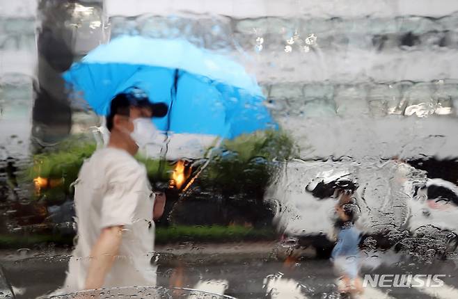 [서울=뉴시스] 김진아 기자 = 전국에서 장마가 본격적으로 시작된 23일 서울 중구 시내에서 시민들이 우산을 쓰고 걸어가고 있다. 2022.06.23. bluesoda@newsis.com
