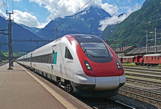 유럽에서 산악 지대를 여행할 때 기차 등 대중교통을 이용하는 것을 권장하고 있다. 사진 컬쳐트레킹.