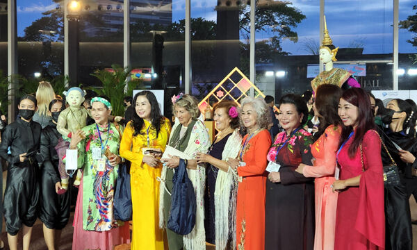 GSW 첫 날인 지난 23일(현지시간) 환영 만찬이 진행되기 전 태국 전통문화를 체험하며 교류하는 시간, 태국 인형 공연 극단과 참가자들이 기념촬영을 하고 있다. 정지혜 기자