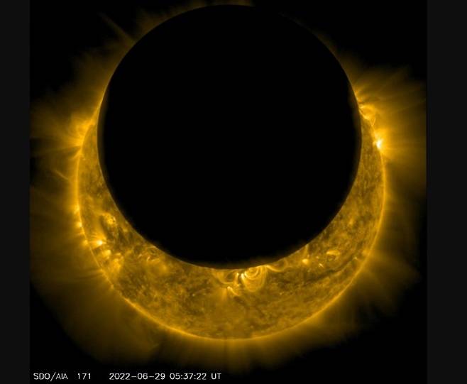 지난 29일 태양 앞을 지나가는 달의 모습. 사진=NASA/SDO/AIA/LMSAL