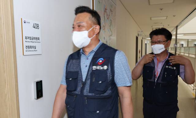 이동호 한국노총 사무총장(왼쪽)과 김현중 상임부위원장 9일 오후 세종시 정부세종청사 최저임금위원회 회의실로 들어가고 있다. 연합뉴스