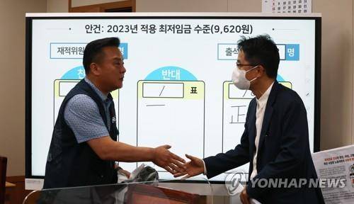 (세종=연합뉴스) 김주형 기자 = 30일 오전 세종시 정부세종청사 최저임금위원회 회의실에서 열린 제8차 전원회의에서 내년도 최저임금을 9천620원으로 결정됐다.
박준식 위원장(오른쪽)과 근로자 위원인 이동호 한국노총 사무총장이 인사하고 있다. 2022.6.30