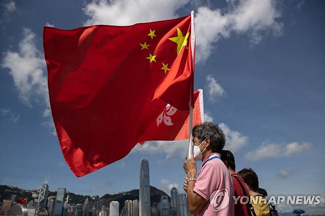 홍콩에서 중국 국기를 들고 있는 중국 지지자 [EPA 연합뉴스 자료사진.재판매 및 DB 금지]