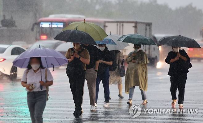 전국 흐리고 많은 비…곳곳 돌풍에 천둥·번개 [연합뉴스 자료사진]