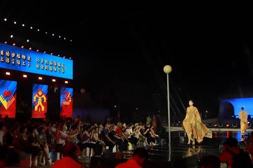 'Clothing under the Sun' 패션쇼