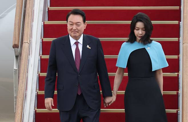 북대서양조약기구(NATO·나토) 정상회의 참석을 위해 3박5일간의 스페인 마드리드 방문을 마친 윤석열 대통령과 김건희 여사가 1일 성남 서울공항에 도착, 공군 1호기에서 내리고 있다.(사진=연합뉴스)