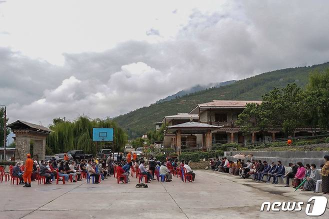 지난해 7월20일(현지시간) 부탄의 수도 팀부에 마련된 코로나19 백신 접종 센터에서 시민들이 백신을 맞기 위해 줄을 서 있다. © AFP=뉴스1 © News1 우동명 기자