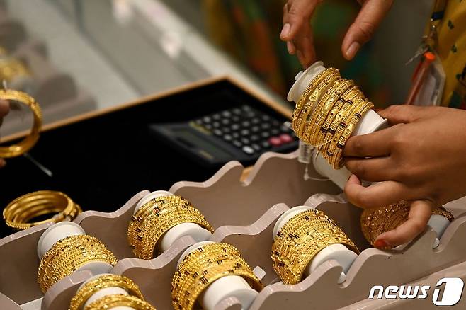 인도의 관세 당국이 1일, 금 수입에 붙는 기본 관세를 7.5%에서 12.5%로 인상했다. © AFP=뉴스1