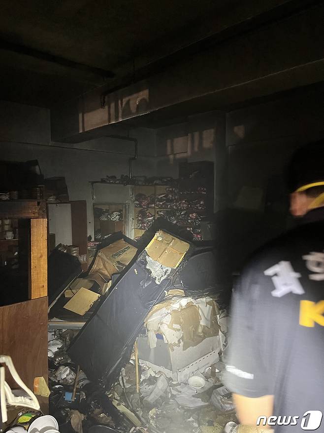 1일 오후 4시35분쯤 부산 동구 범일동 4층짜리 건물 지하 1층 창고에서 불이 났다..사진은 화재 현장.(부산경찰청 제공)© 뉴스1