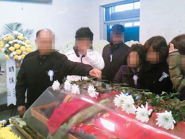 2011년 12월 중국으로 밀항해 잠적했던 희대의 사기꾼 조희팔의 장례식. 유족들이 그가 안치된 투명한 관을 바라보며 슬퍼하고 있다. 이 사진은 유족이 경찰에 제공한 영상을 캡처했다. /경찰청 제공