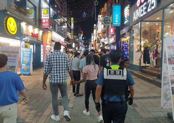 매산지구대 순찰 2팀 11명이 수원역 일대를 밤새 지키고 있다.