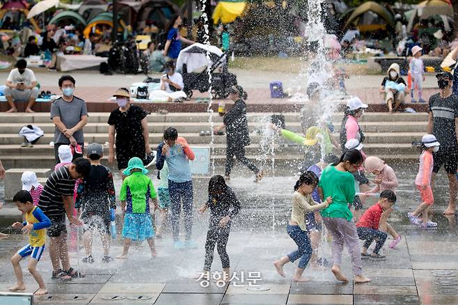 연일 한여름 날씨가 이어진 지난달 12일 서울 여의도한강공원에서 시민들이 더위를 식히고 있다. |문재원 기자