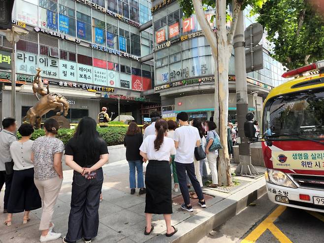 1일 오전 서울 종로구 르메이에르 빌딩이 흔들렸다는 신고가 들어와 경찰이 주변을 통제하고 소방당국과 조사를 하고 있다. 연합뉴스