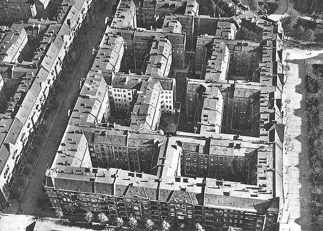 19세기 후반, 베를린 아파트의 75%를 차지한, ‘임대병영 아파트Mietskasernes’라고 부른 사진.