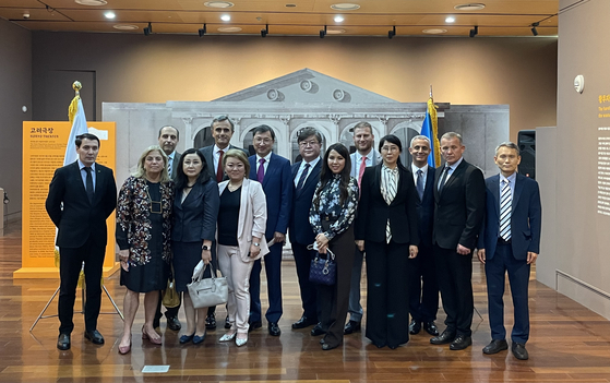 Bakyt Dyussenbayev, ambassador of Kazakhstan to Korea, third from left in second row; Korea Foundation's Executive Vice President Rhee Jong-kook, fourth from left in second row; Kim Elena Viktorovna, director of the Korean Theater in Kazakhstan, fourth from front left; and members of the diplomatic corps in Seoul celebrate the opening of the ″Land of Hope″ exhibition dedicated to the Korean diaspora in Central Asia and former Soviet Union states at the Korea Foundation Gallery in Seoul on Thursday. [ESTHER CHUNG]