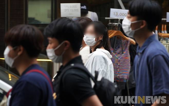 서울 자양동 건대 인근에서 시민들이 마스크를 착용한 채 발걸음을 옮기고 있다. 사진은 기사와 직접 관련이 없습니다.   사진=박효상 기자