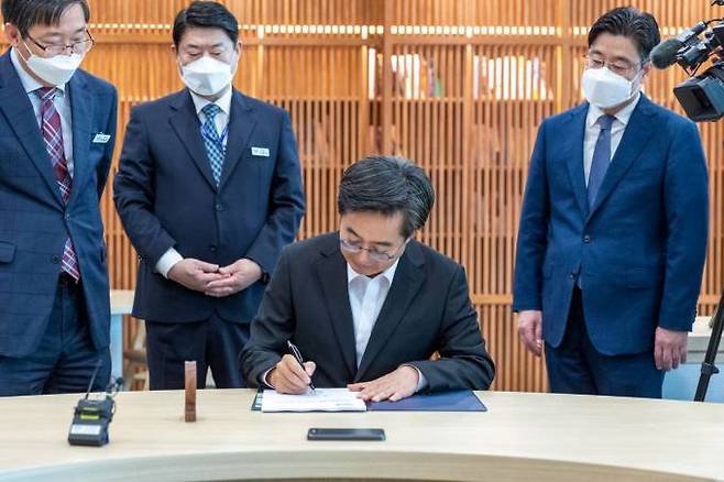 김동연 경기도지사가 1일 취임 첫 결재로 '비상경제 대응 민생안정 종합계획'에 서명하고 있다.
