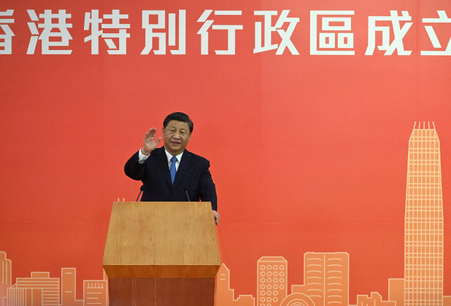 시진핑 중국 국가주석이 홍콩 주권 반환 25주년(7월 1일)을 맞아 30일 홍콩을 방문해 단상에 올라 손을 흔들고 있다. AFP연합뉴스