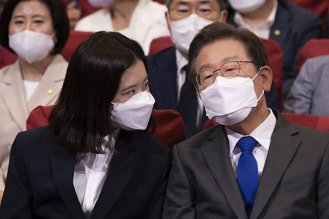 더불어민주당 박지현 전 비상대책위원장(왼쪽)과 이재명 의원 / 사진 = 연합뉴스