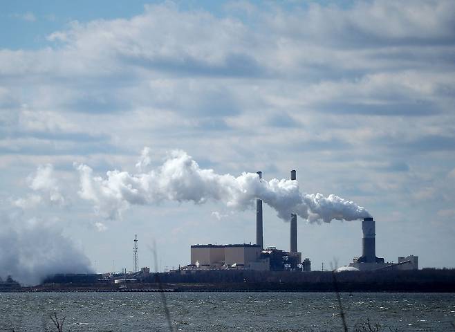 미국 메릴랜드주의 한 석탄 화력발전소에서 가스가 배출되고 있다./AFPBBNews=뉴스1