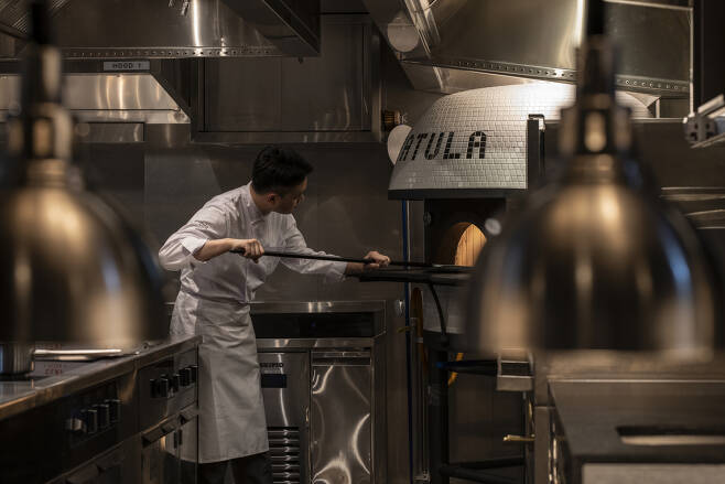 스패출러 바이 해비치에 있는 지하 1층 레스토랑 주방에서 셰프가 피자를 굽고 있다. [해비치호텔앤드리조트 제공]