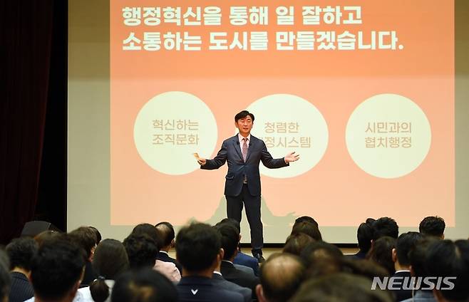 김동근 경기 의정부시장이 1일 의정부시청 대상당에서 열린 취임식에서 의정부시에 대한 비전을 발표하고 있다.(사진=의정부시 제공)