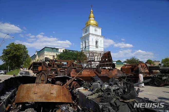 [키이우=AP/뉴시스] 7일(현지시간) 우크라이나 키이우의 성 미카엘 대성당 앞에 전쟁의 참상을 알리는 파괴된 러시아 전차들이 진열돼 있다. 2022.06.08.
