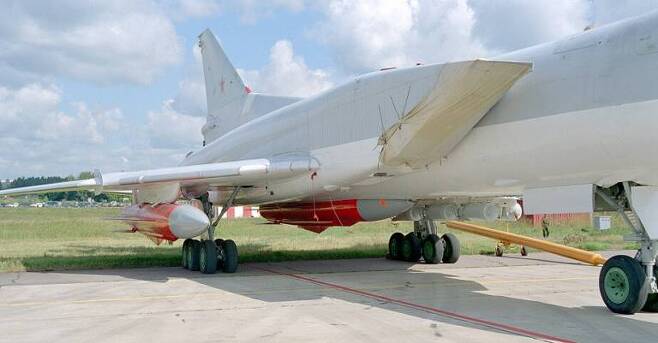 Tu-22M3에 탑재된 X-22 순항미사일. 출처 topwar.ru