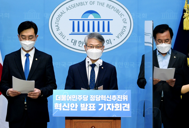 민형배(가운데) 무소속 의원이 지난 4월 6일 국회 소통관에서 제4차 혁신안을 발표하고 있다. 연합뉴스