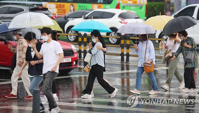 우산행렬 [연합뉴스 자료사진]