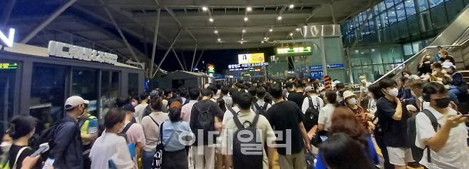 열차가 지연되면서 시민들이 1일 밤 10시가 넘도록 서울역에 발이 묶였다. (사진=최훈길 기자)